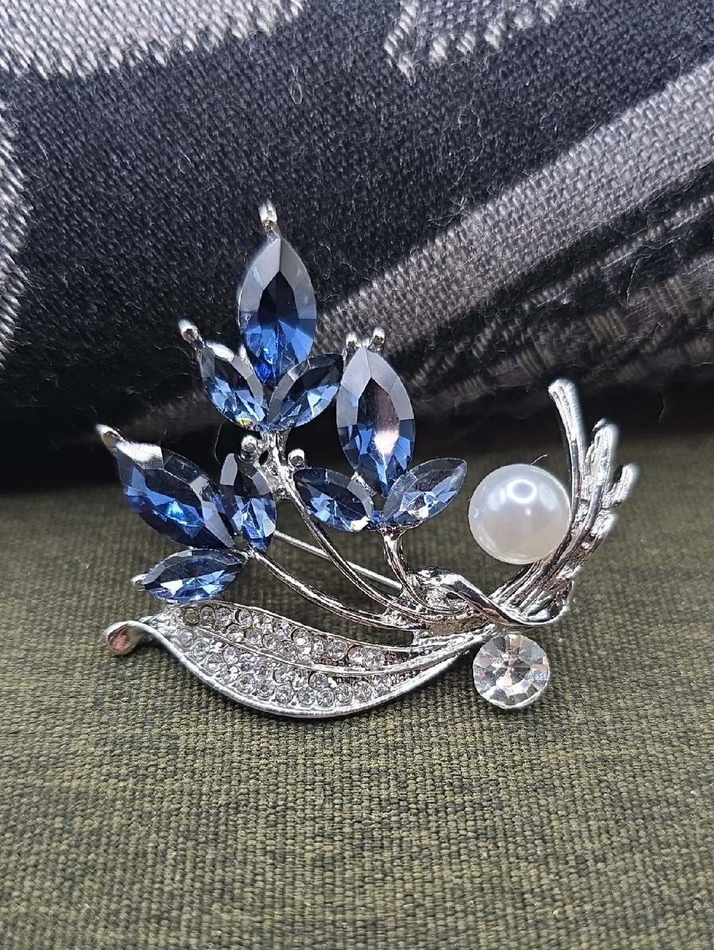 Elegant Femenine Brooch Pin Navy/White  Rhinestone Pearl Dressy Costume Jewelry